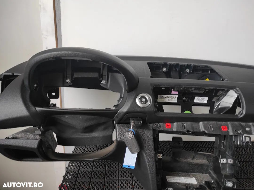 Plansa Bord BMW seria 1 E81/87/82 facelift cu airbag pasager model cu doua mufe pentru masini fara navigatie din fabrica - 2