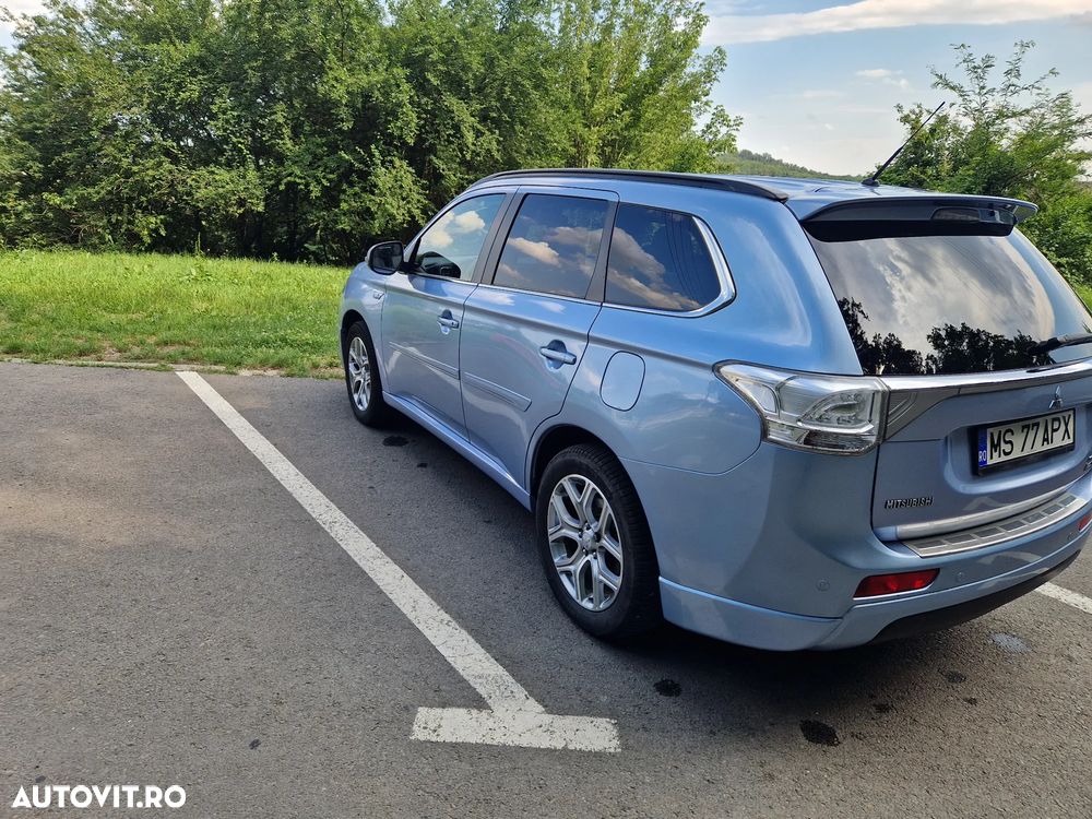 Mitsubishi Outlander 2.0 4WD Plug-In Hybrid Plus - 16