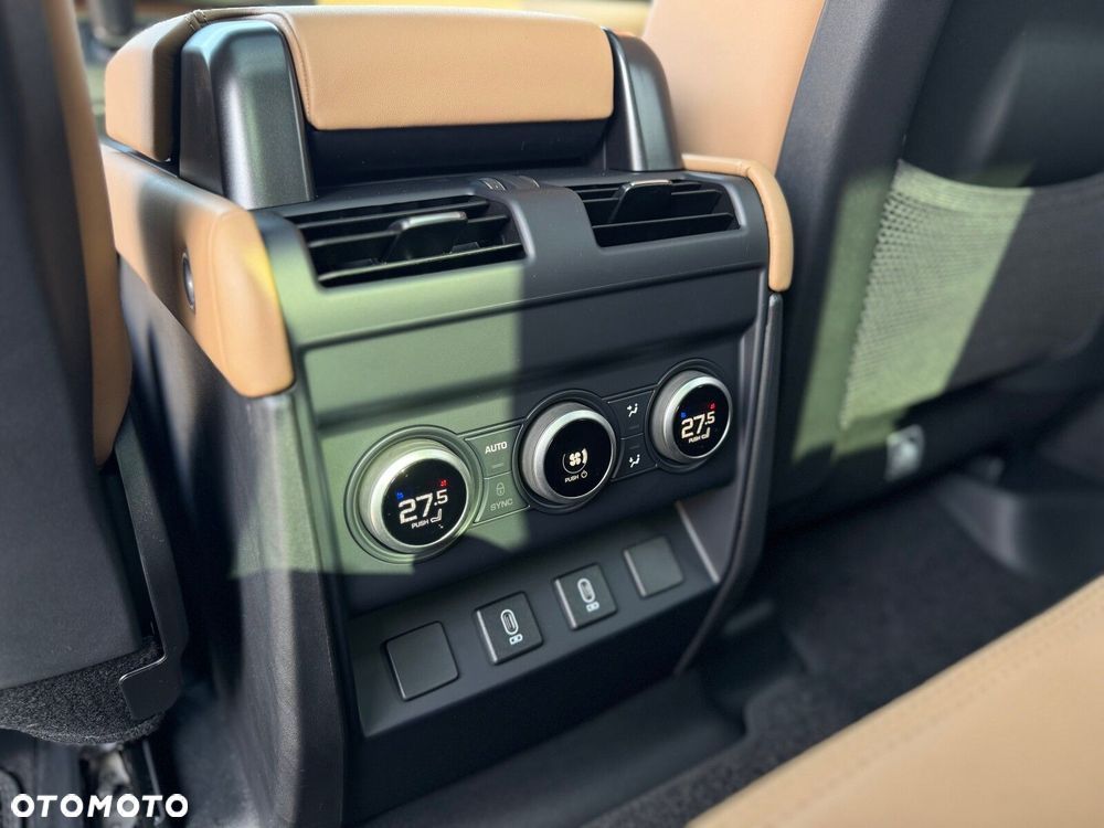 Land Rover Defender - 24