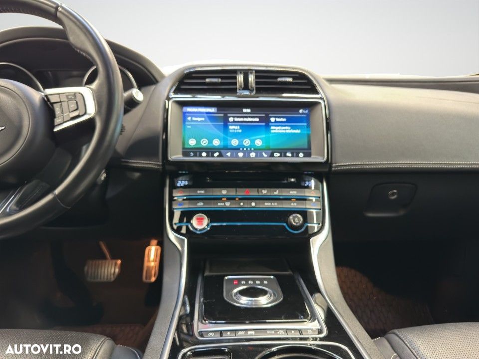 Jaguar XE 2.0 AWD R-Sport - 14
