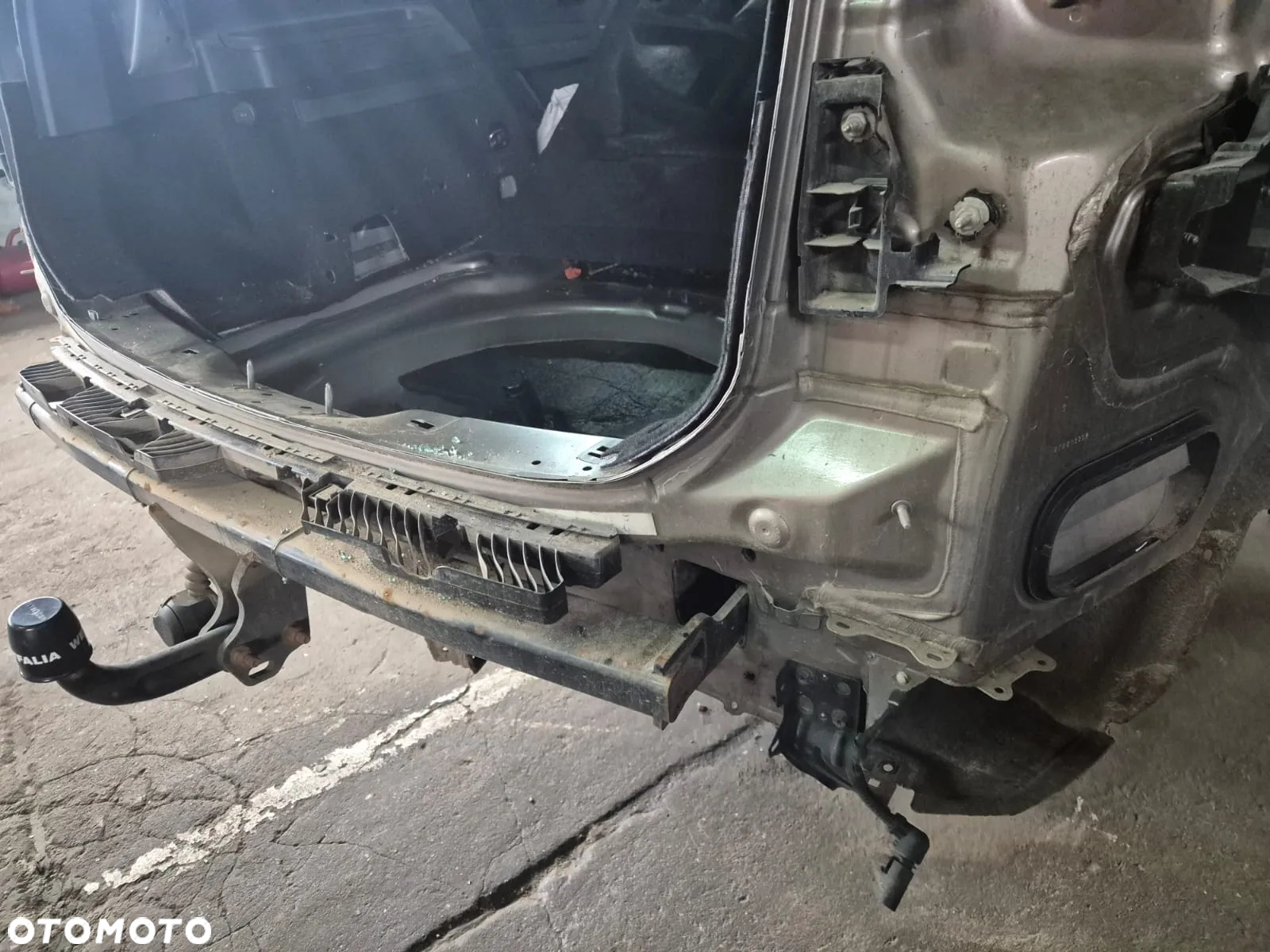 WANNA TYŁ , ĆWIARTKA VW TOURAN 5TA - 2