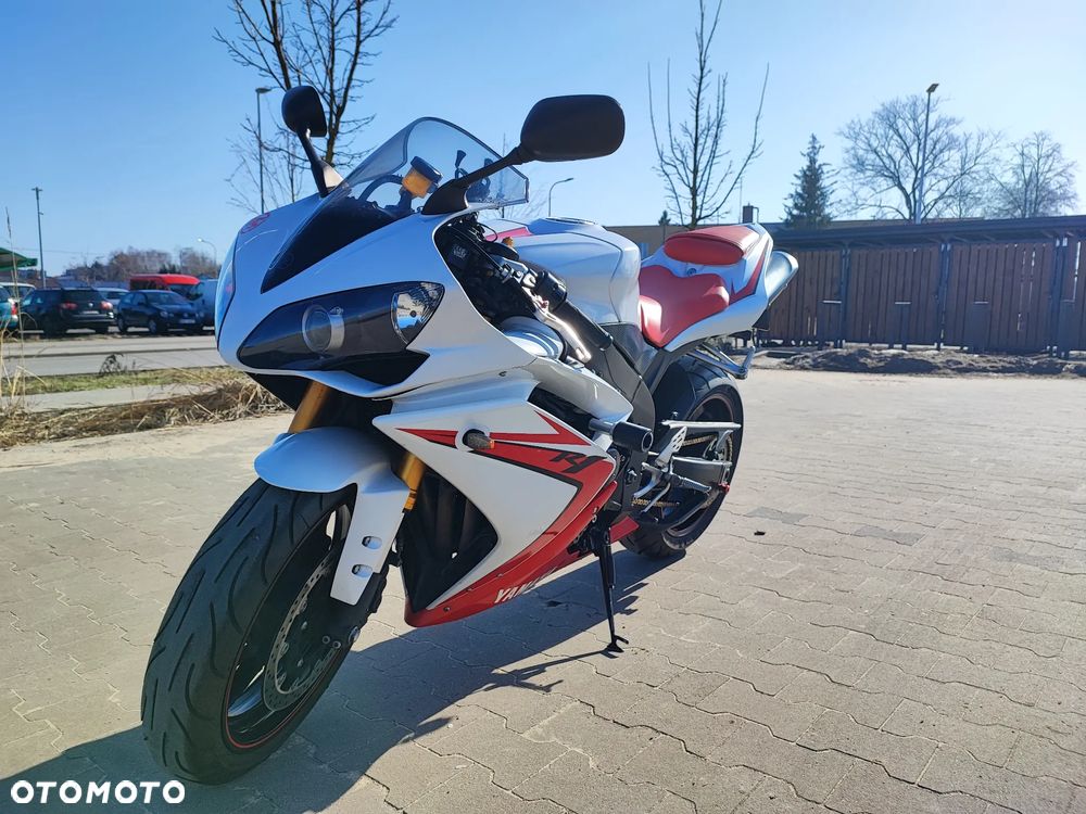 Yamaha R1 - 11