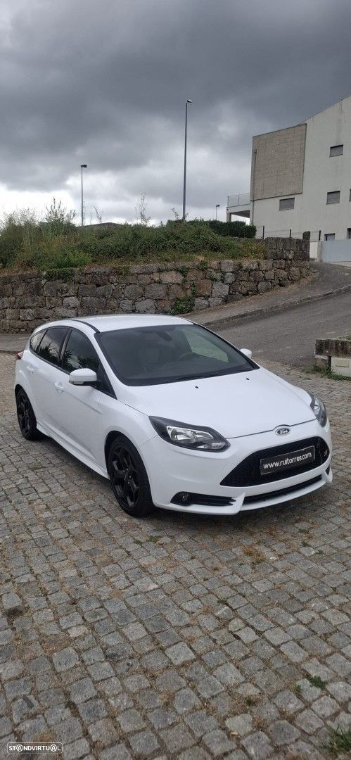 Ford Focus 2.0 EcoBoost ST c/ Pack Pele Desportiva - 1