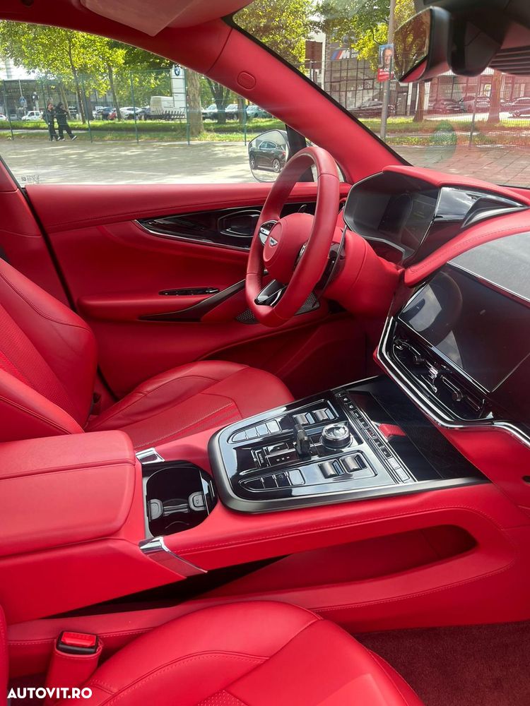 Aston Martin DBX - 10