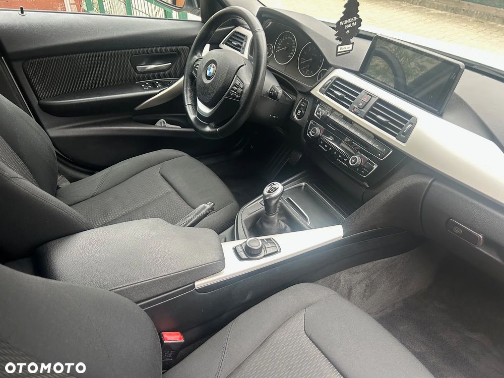 BMW Seria 3 318i Sport Line - 15