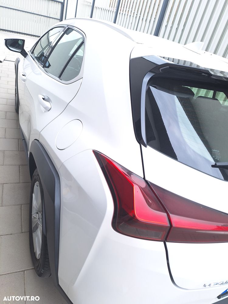 Lexus UX 250h FWD Executive - 3