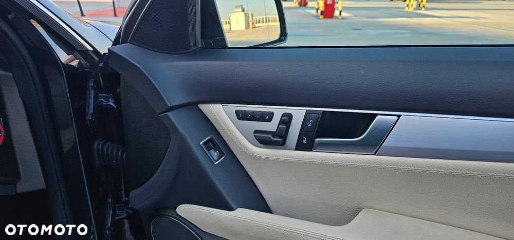 Mercedes-Benz Klasa C 250 CDI DPF 4Matic (BlueEFFICIENCY) 7G-TRONIC Avantgarde - 16