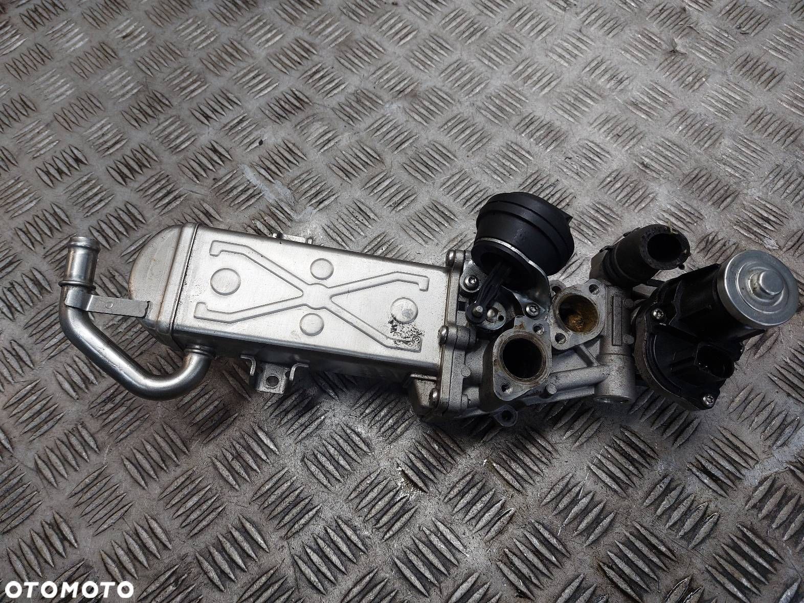 ZAWÓR EGR CHŁODNICZKA AUDI A3 8P 2.0 TDI CFFB - 1