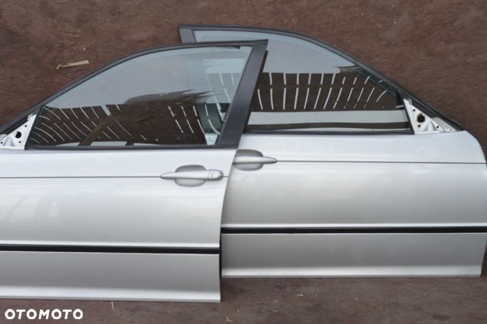 BMW E46 SEDAN / TOURING / KOMBI ORYGINALNE KOMPLETNE DRZWI PRZEDNIE LEWE / PRAWE EUROPA W KOLORZE TITANSILBER 354/7 O NR. 41 51 7 034 151 / 41 51 7 034 152 OEM W DOBRYM STANIE - 1