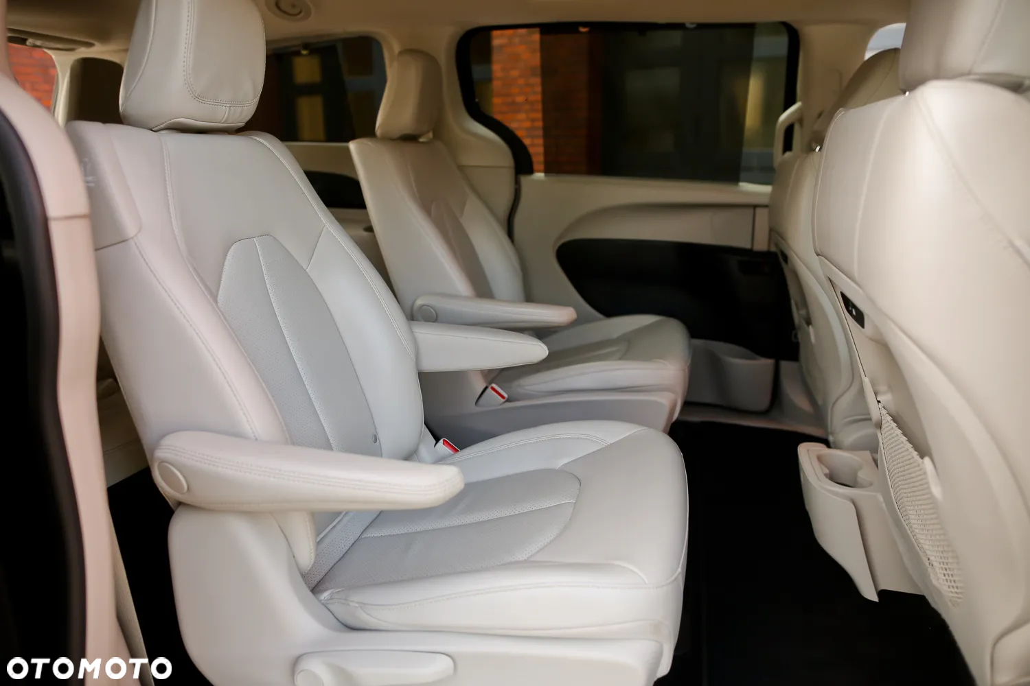 Chrysler Pacifica - 32