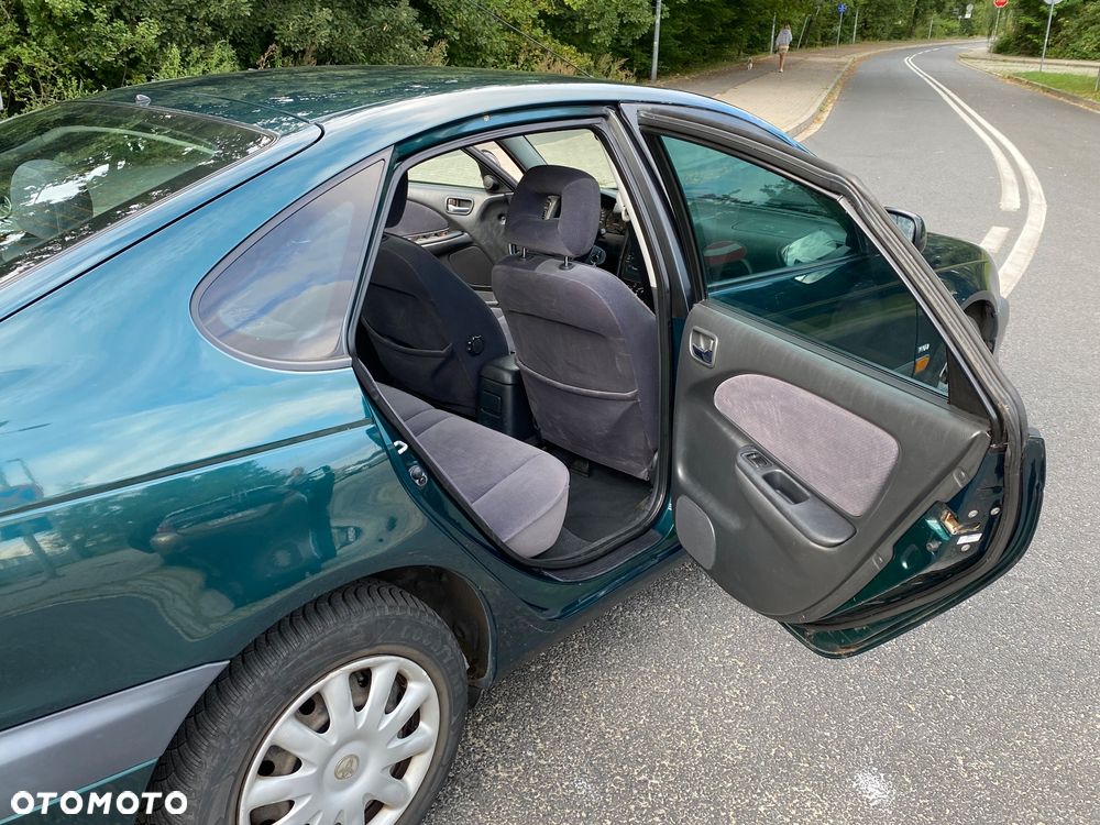 Toyota Avensis Liftback 00-03 - 11