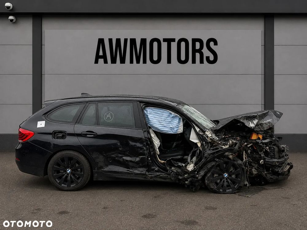 BMW X1 2014 *SAMOCHÓD NA CZĘŚCI* 6392 SCHWARZ II (668) MASKA, LAMPA, DRZWI, LUSTERKO, ZDERZAK, GRILL, BŁOTNIK, KLAPA, BELKA, DESKA, FOTELE, KANAPA, ĆWIARTKA KIEROWNICA, TARCZE, ZACISKI, ZAWIESZENIE, KOMPLETNY PRZÓD, KOMPLETNY TYŁ, LICZNIK, ZEGARY, PRAWE LEWE PRZÓD TYŁ