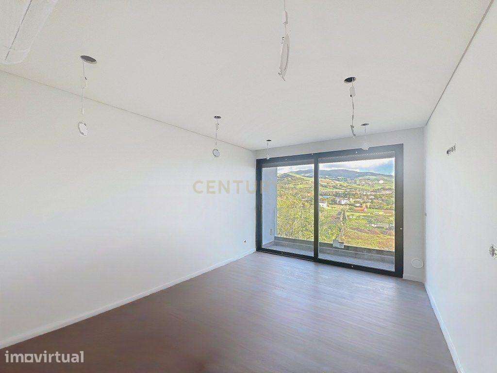 Apartamento T2 Novo no Último Piso | Localização Premium junto à CUF L - Grande imagem: 4/11