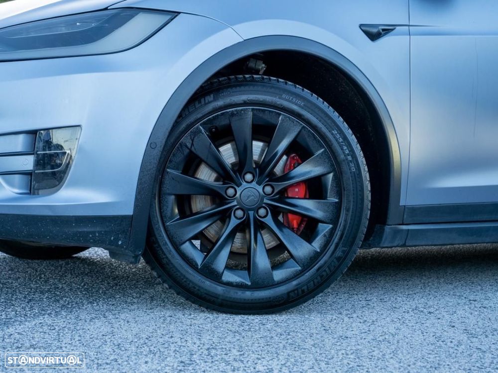 Tesla Model X - 8