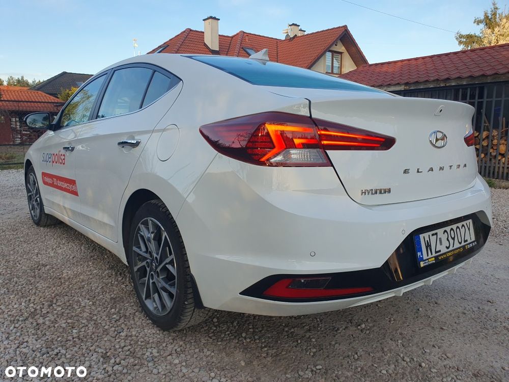 Hyundai Elantra 1.6 Comfort Premiere - 4