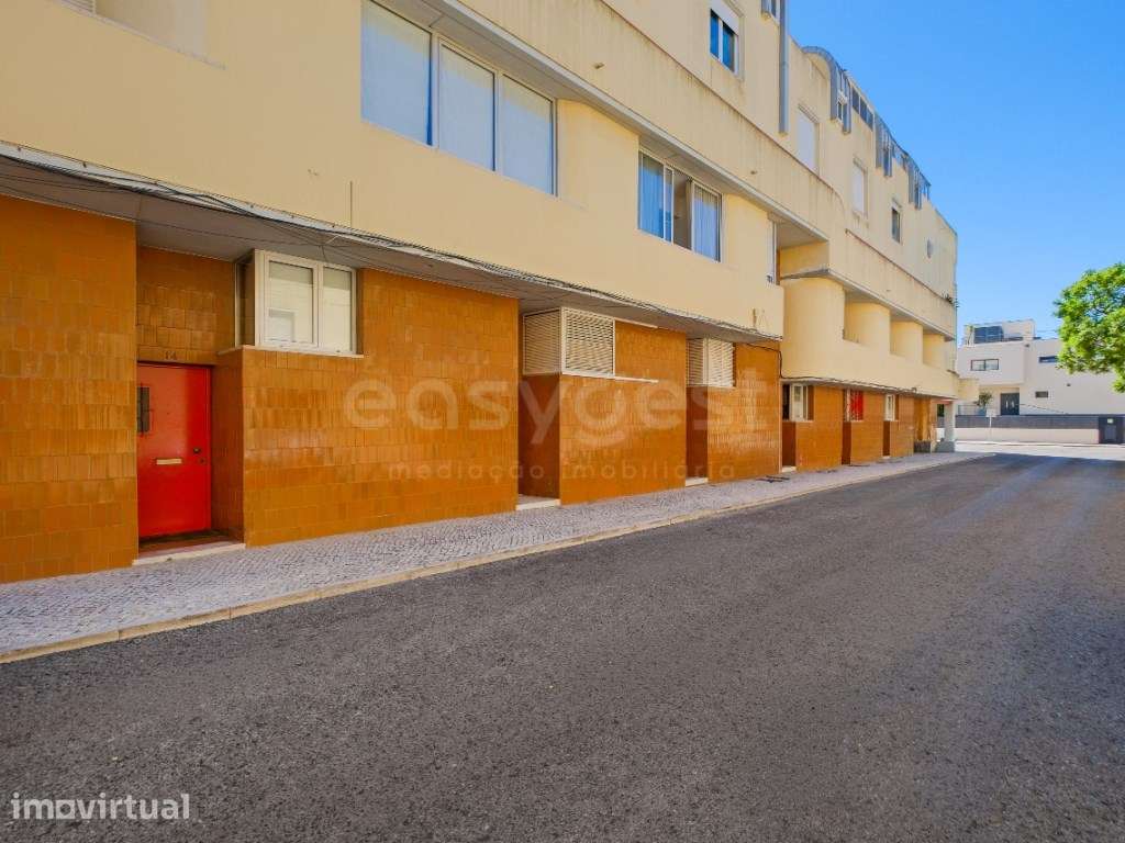 Apartamento T2 com a privacidade de uma moradia no Restelo - Grande imagem: 2/40