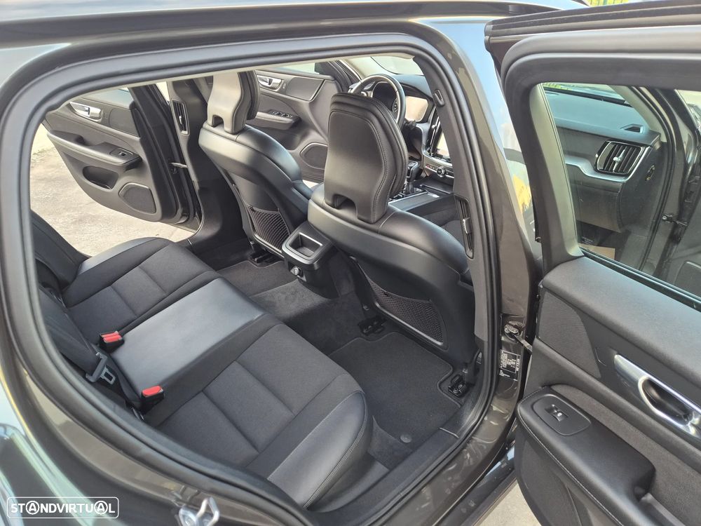 Volvo V60 2.0 D3 Momentum Plus - 36