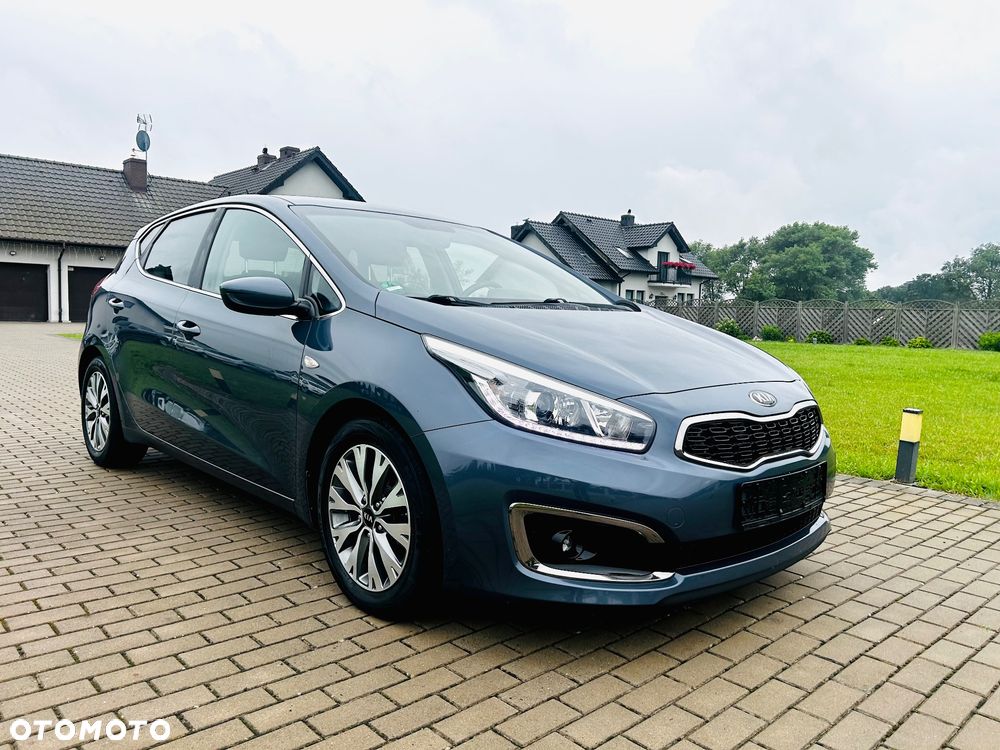 Kia Ceed 1.6 CRDi 136 ISG Dream Team Edition - 11