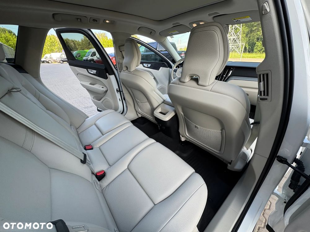 Volvo XC 60 B5 B AWD Plus Dark - 16