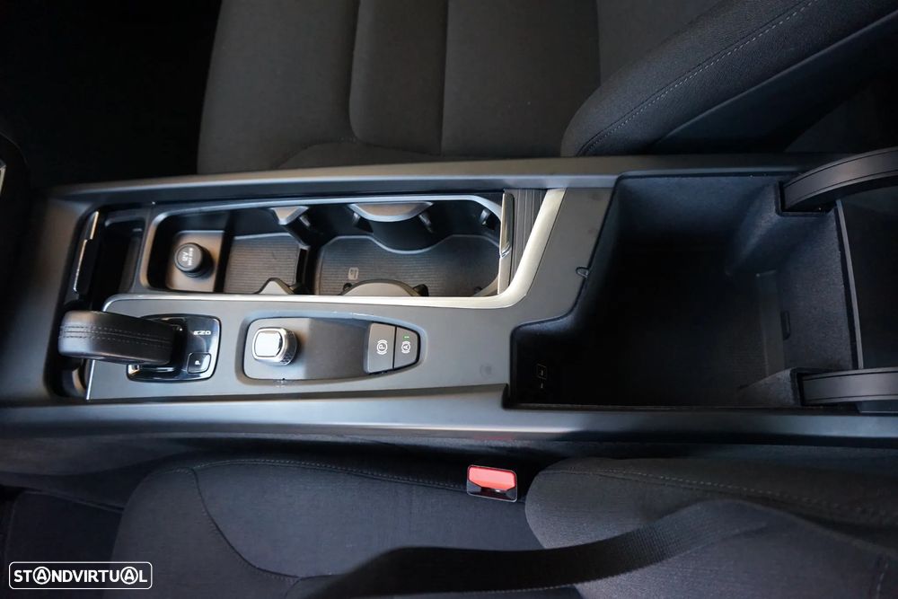 Volvo V60 2.0 B4 Momentum Core Geartronic - 27