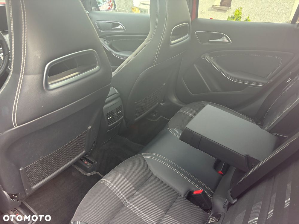Mercedes-Benz GLA 200 7G-DCT Urban - 12