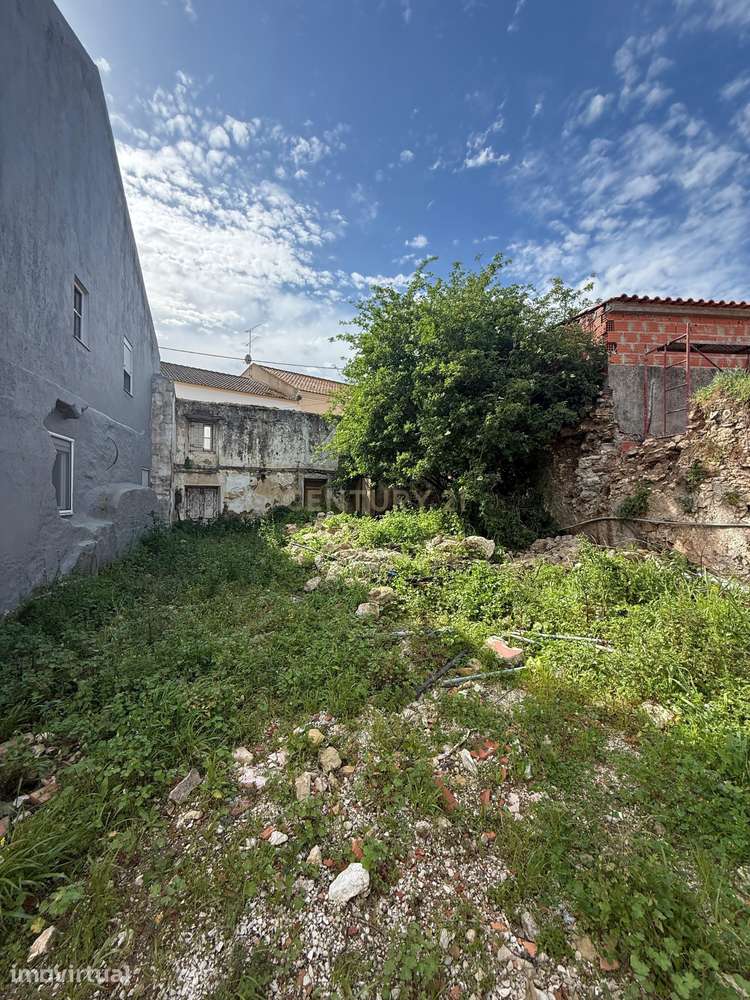 Prédio em estado de ruína, no centro de Runa - Grande imagem: 2/4