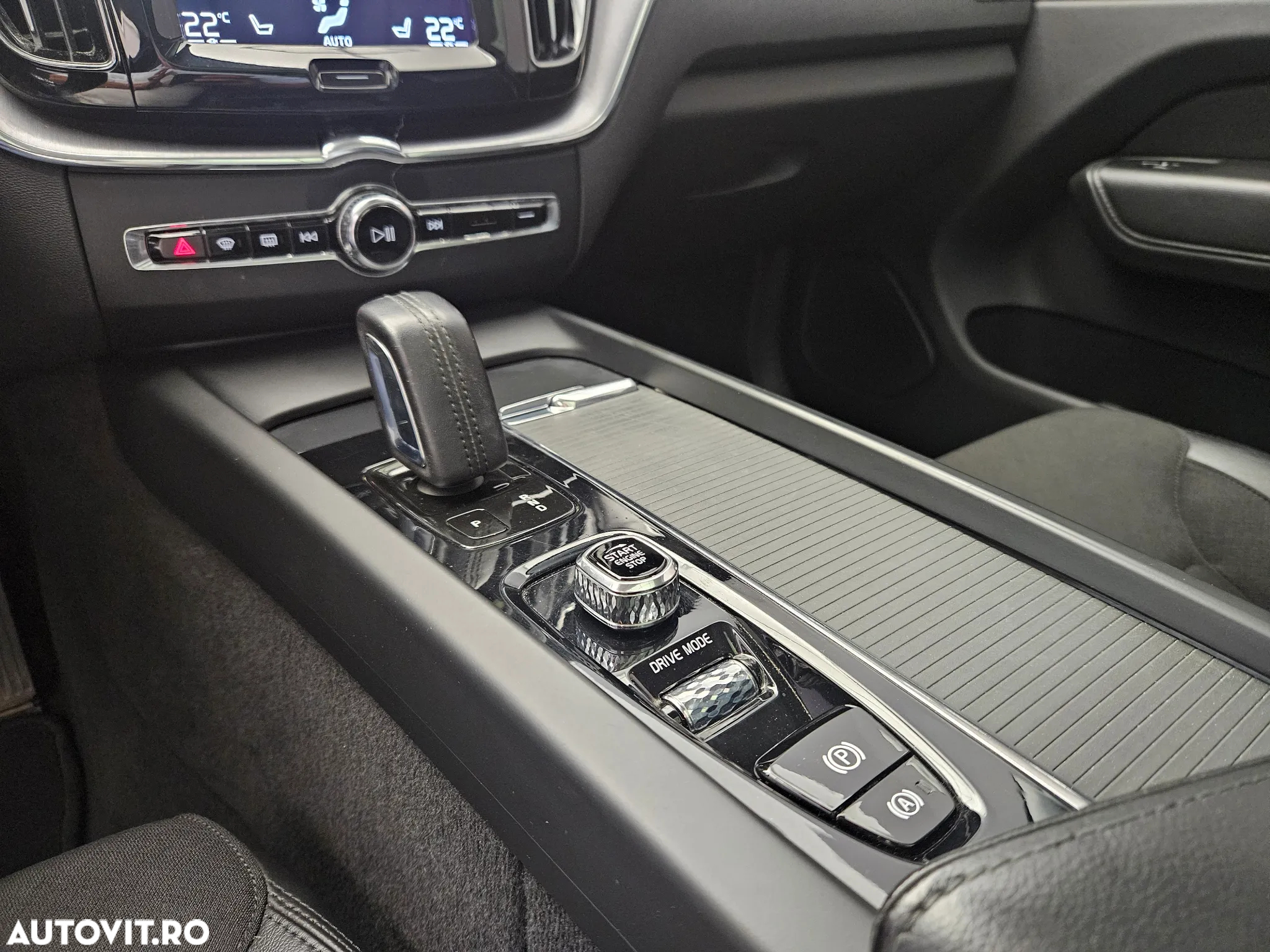Volvo XC 60 B4 MHEV AT8 FWD Momentum Pro - 25