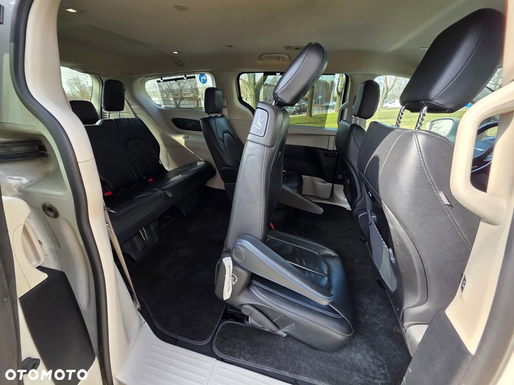 Chrysler Pacifica - 30