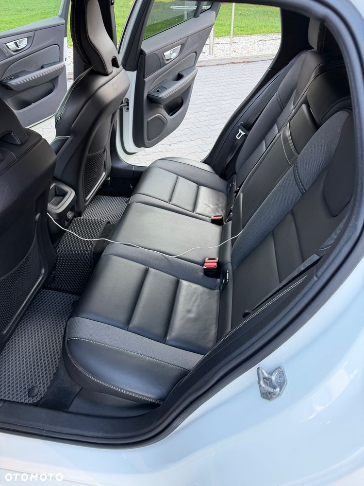 Volvo V60 B3 B R-Design - 15