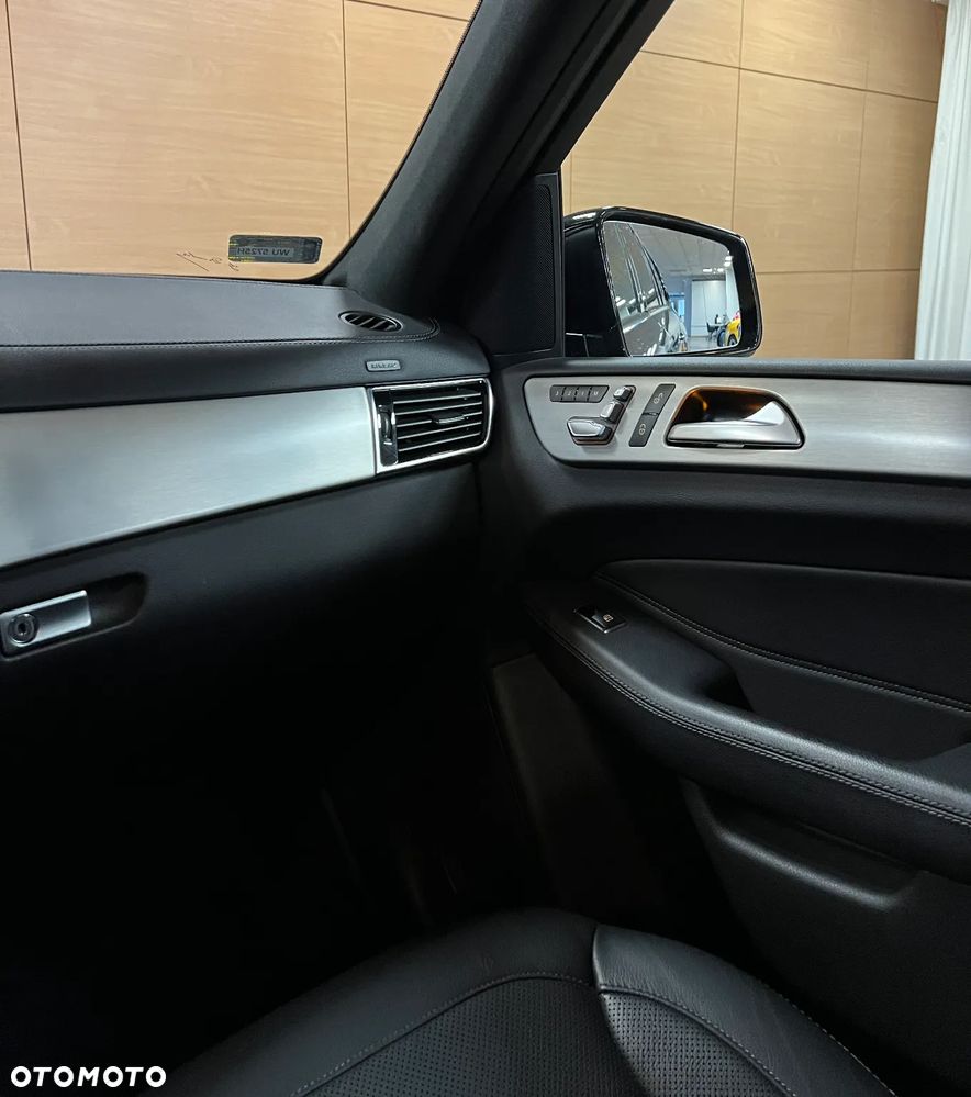 Mercedes-Benz GLS - 32