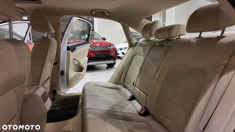 Volkswagen Passat - 32