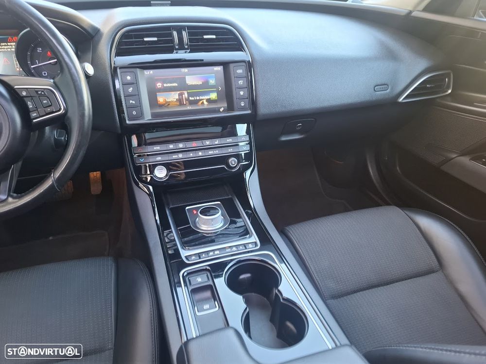 Jaguar XE 2.0 D Prestige Aut. - 11