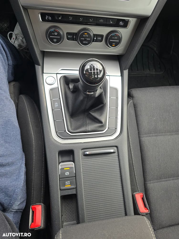 Volkswagen Passat 2.0 TDI SCR BlueMotion Comfortline - 16