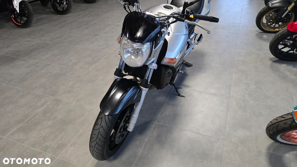 Suzuki GSR - 14