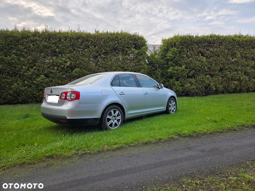 Volkswagen Jetta - 4