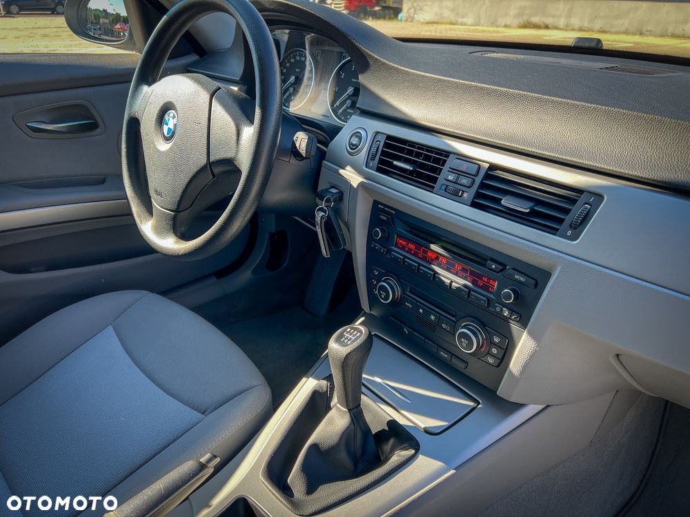 BMW Seria 3 318i Touring - 18