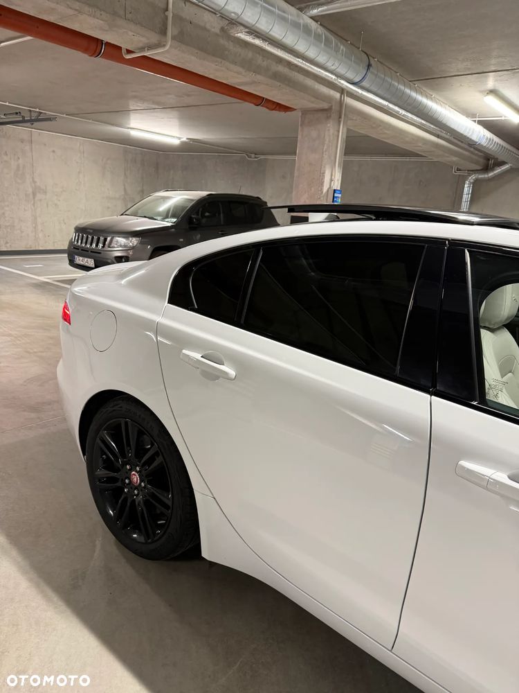 Jaguar XE 2.0 P250 R-Dynamic SE - 7