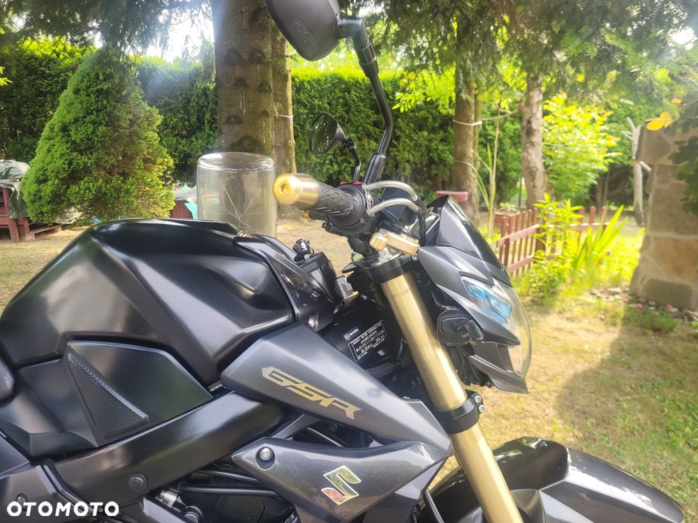 Suzuki GSR - 6