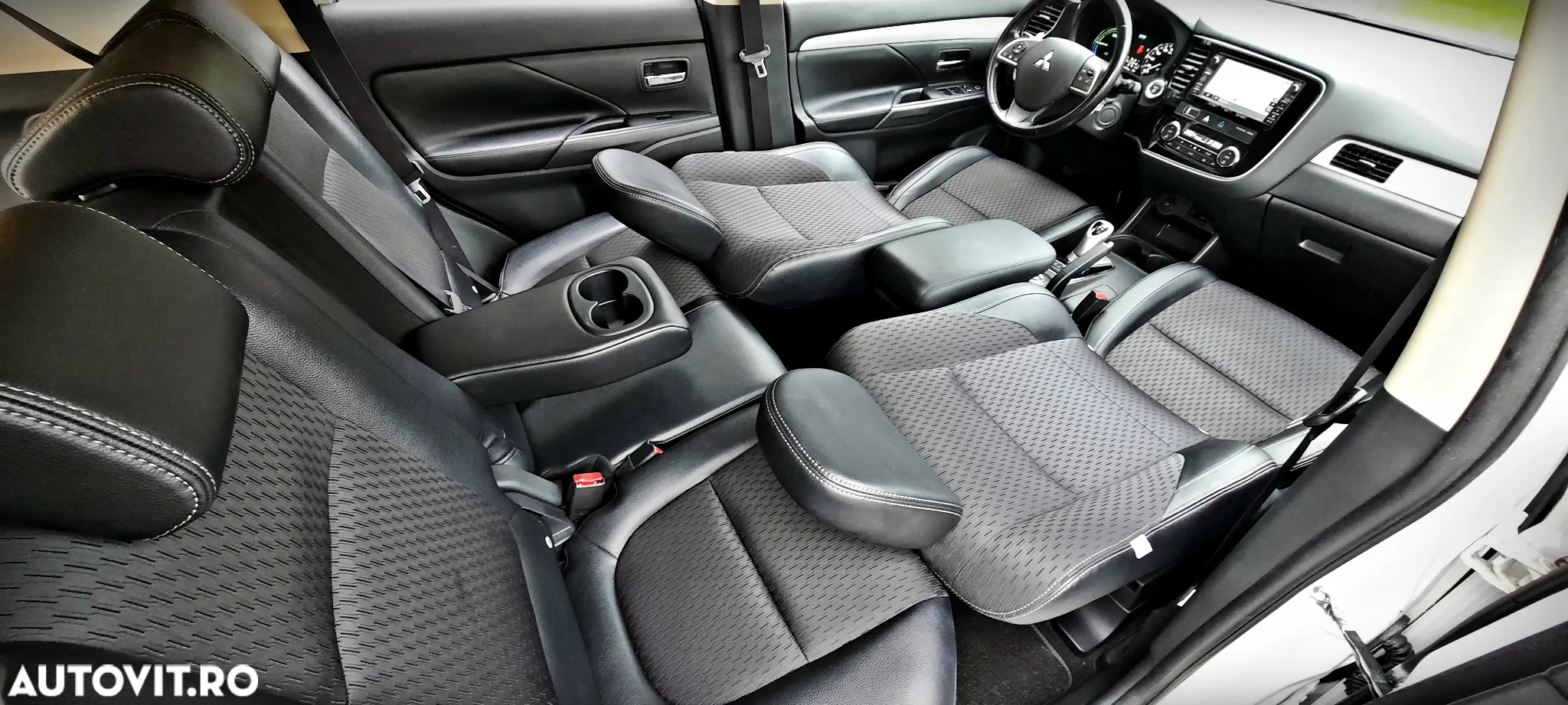 Mitsubishi Outlander 2.0 4WD Plug-In Hybrid - 2