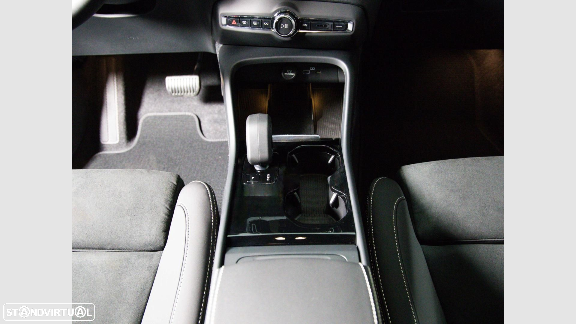 Volvo EX40 82 kWh Single Motor Extended Range Black Edition - 15