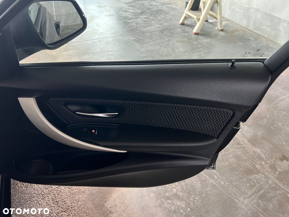 BMW Seria 3 318d xDrive - 27