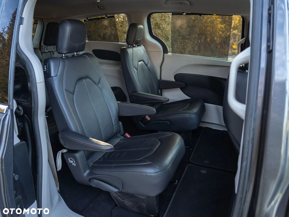 Chrysler Pacifica - 16