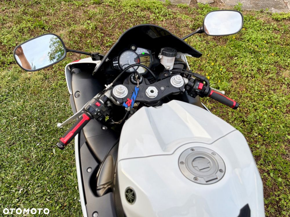 Yamaha R1 - 9