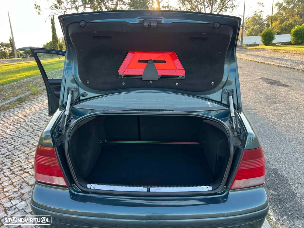 VW Bora 1.9 TDi Highline - 12