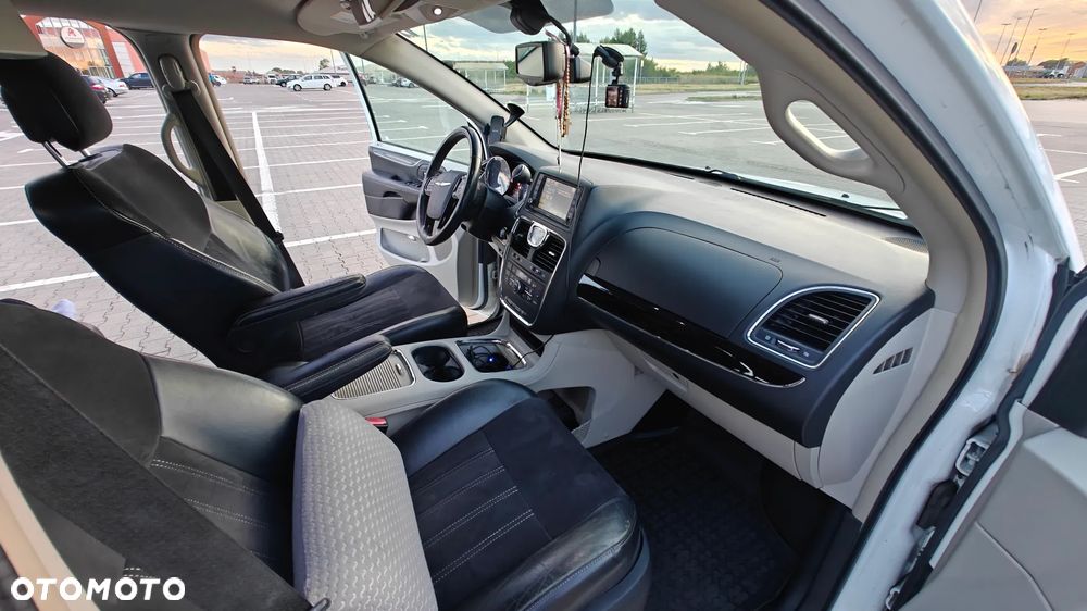 Chrysler Town & Country - 22