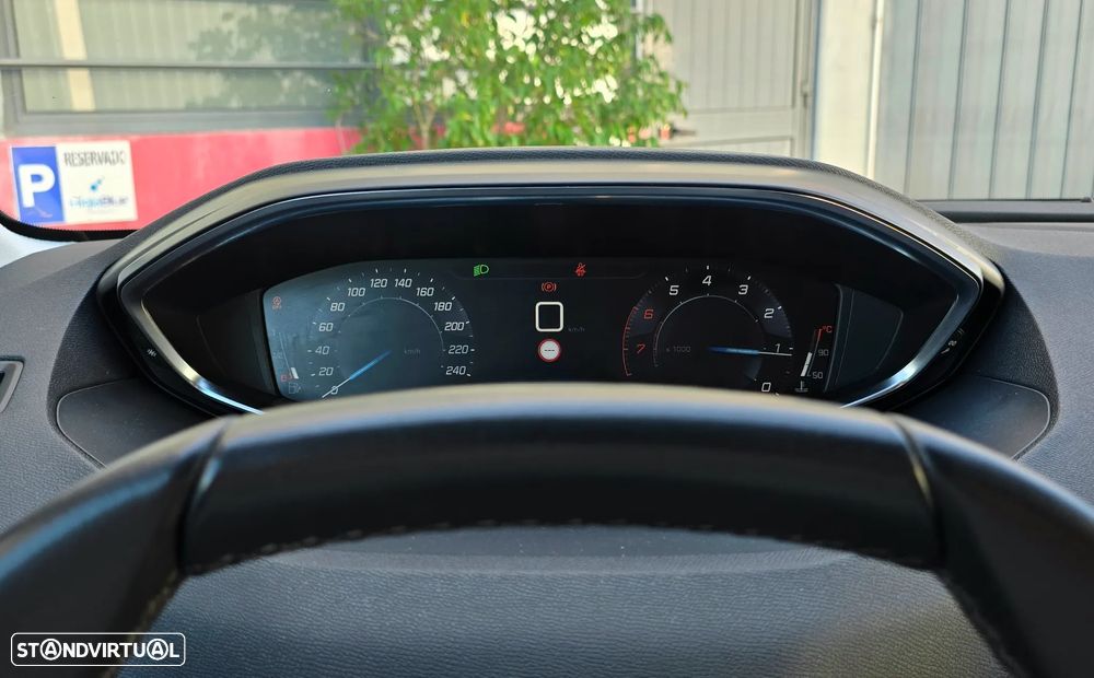 Peugeot 5008 PureTech 130 Allure — fotografia 11