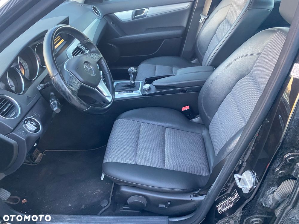 Mercedes-Benz Klasa C 180 CGI Automatik BlueEFFICIENCY Avantgarde - 22