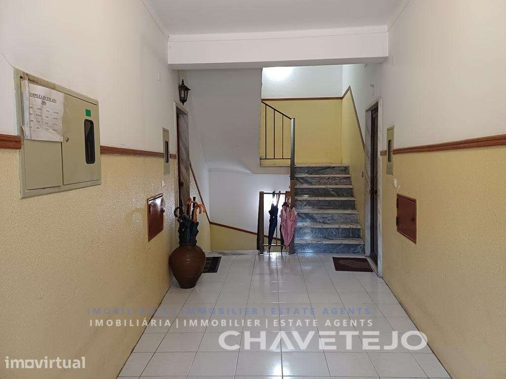 Apartamento T3 com Garagem e Sótão | Localização Central e Tranquil... - Grande imagem: 2/40