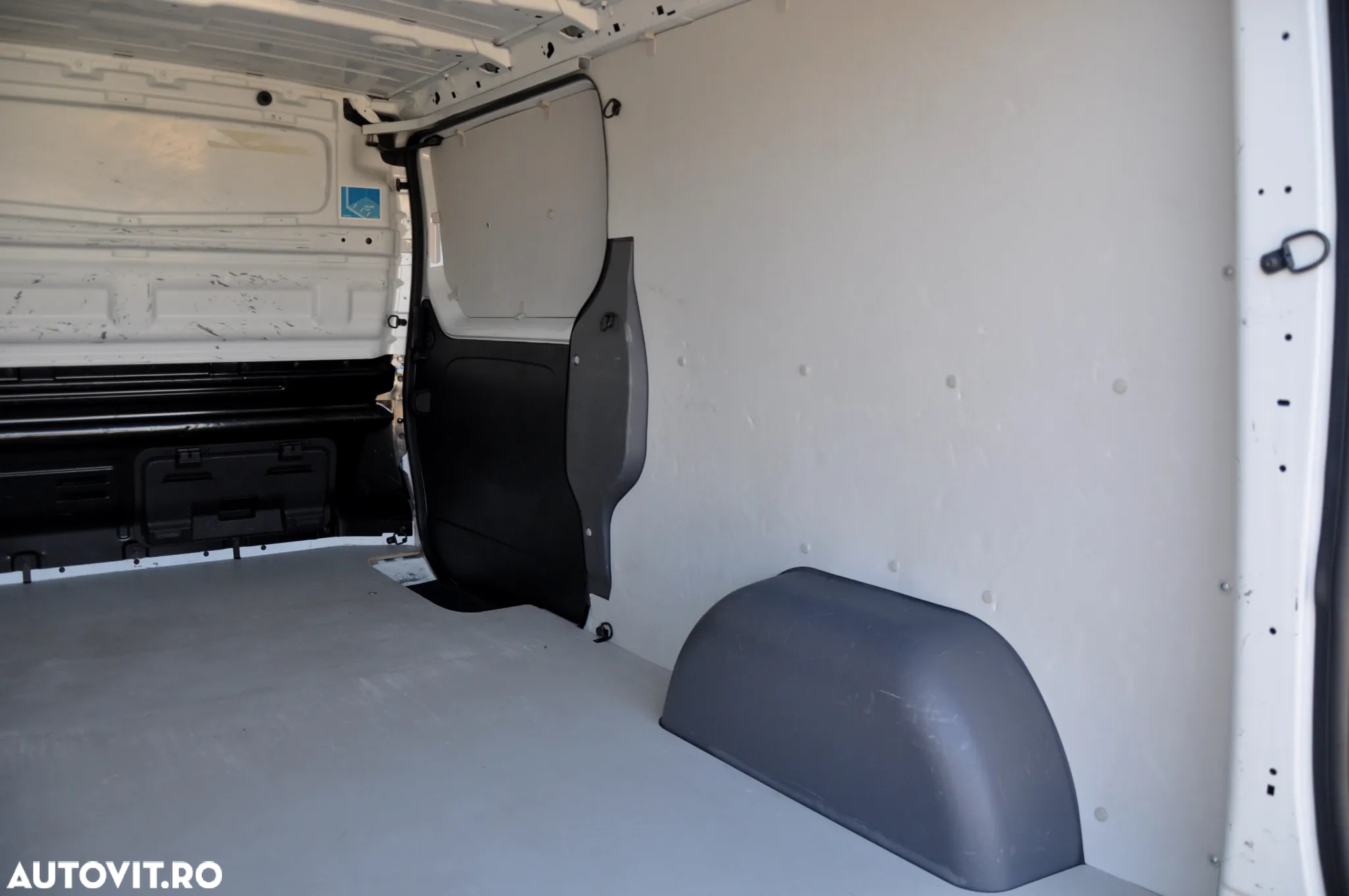 Renault Trafic L2H1 Van - 11