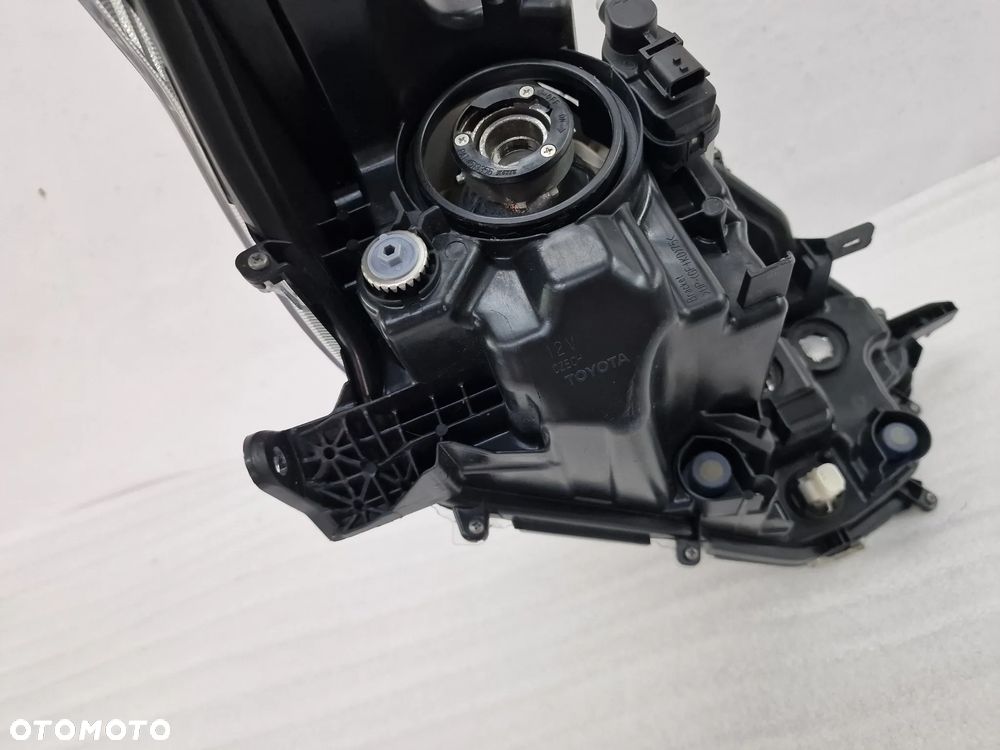 TOYOTA YARIS IV 20- LEWA LAMPA PRZEDNIA PRZÓD SOCZEWKA , NR KOITO K0-6 , NR AUKCJI LA653 - 11